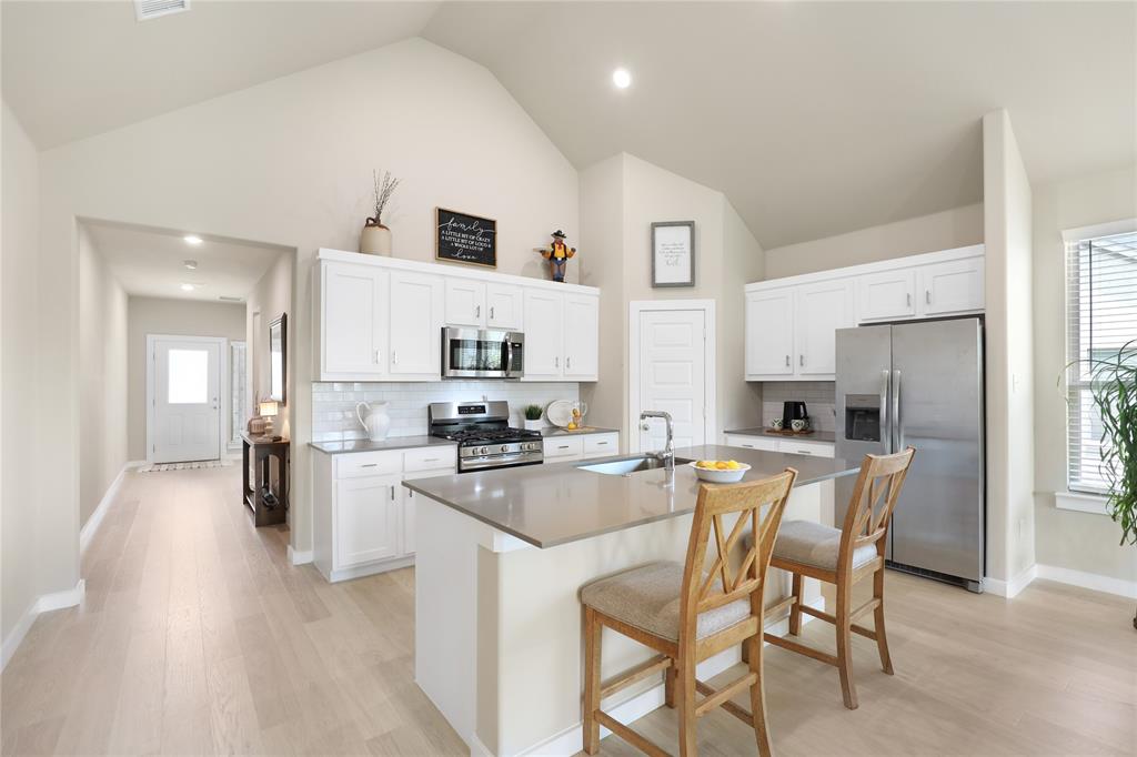 919 Edgehurst Drive Property Photo 11