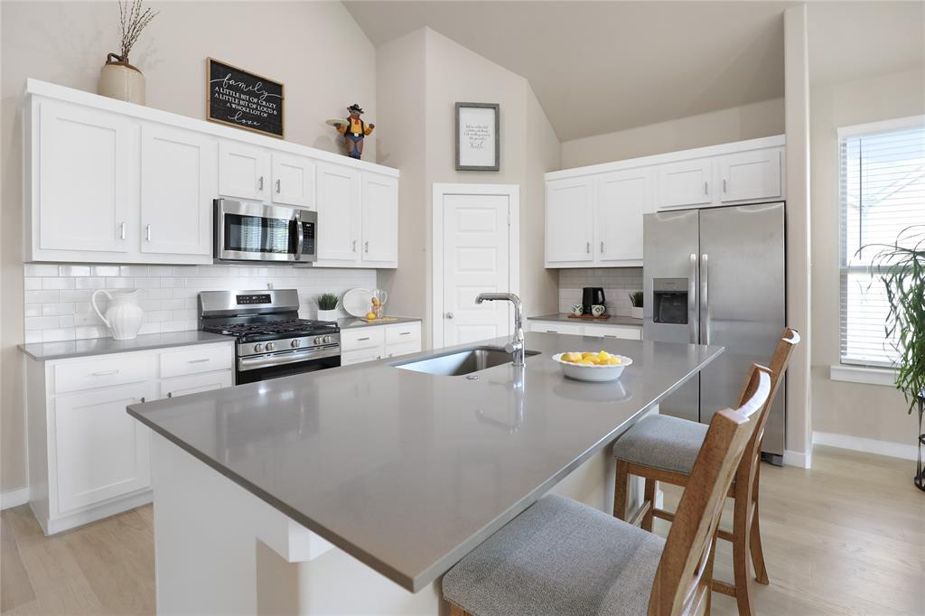 919 Edgehurst Drive Property Photo 14
