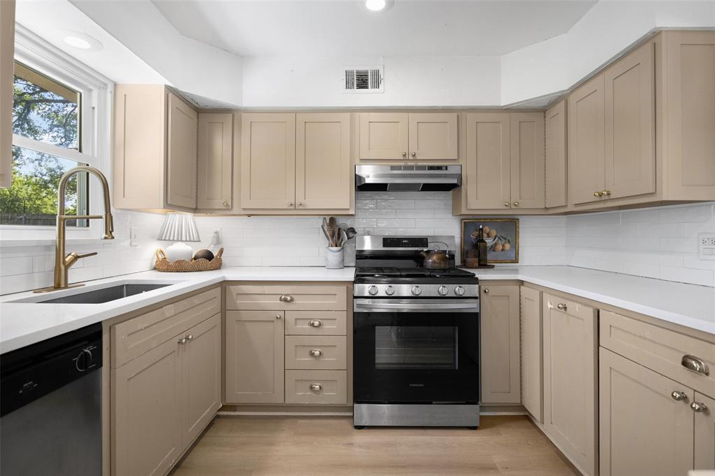 11367 Lippitt Avenue Property Photo 1