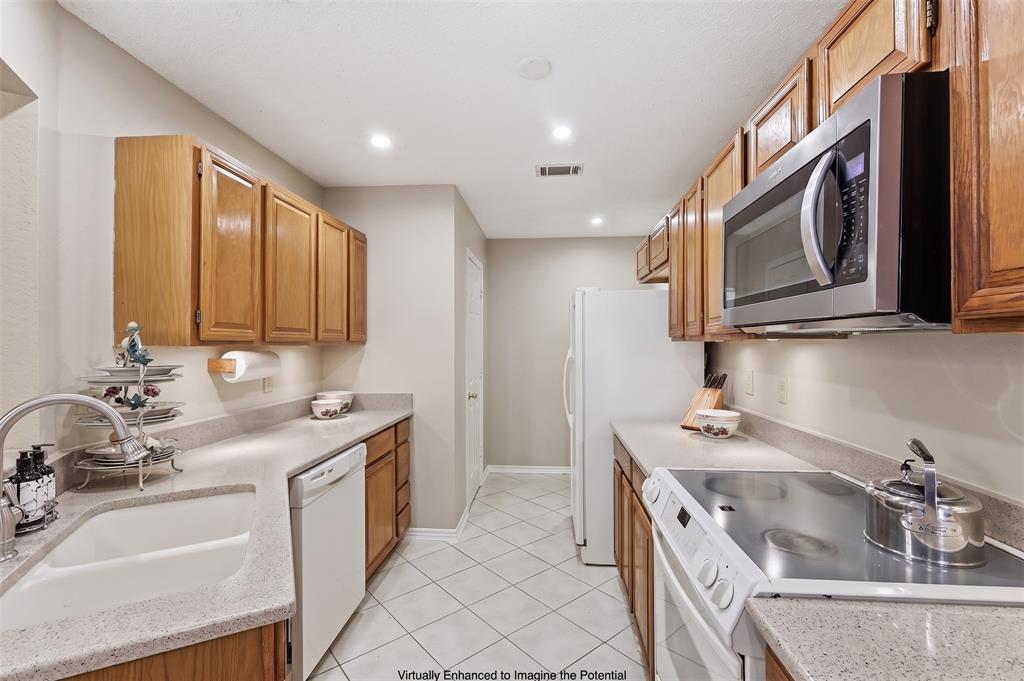 18095 Whispering Gables Lane Property Photo 2