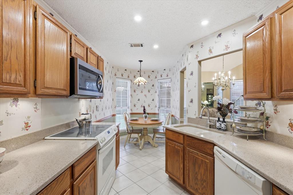 18095 Whispering Gables Lane Property Photo 9