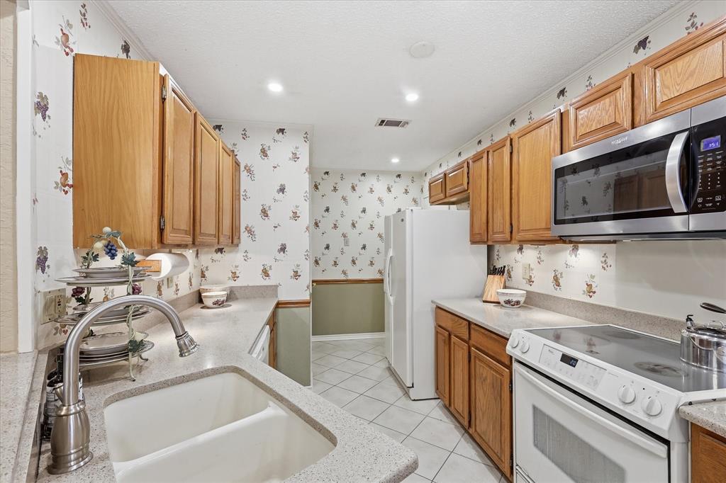 18095 Whispering Gables Lane Property Photo 10