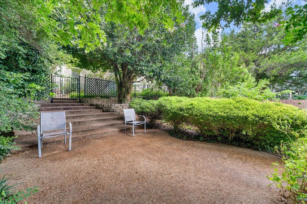 2201 Somerset Property Photo 32