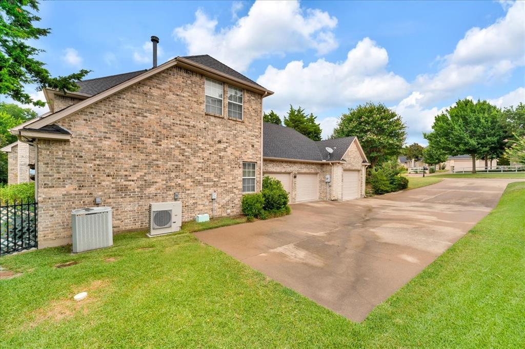 2201 Somerset Property Photo 34