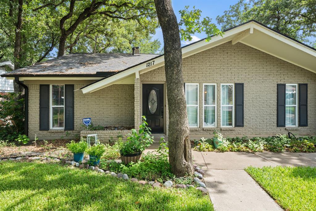 1217 W Redbud Drive Property Photo 4