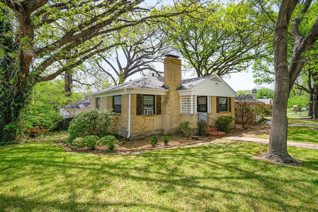 910 Reverchon Drive Property Photo 1