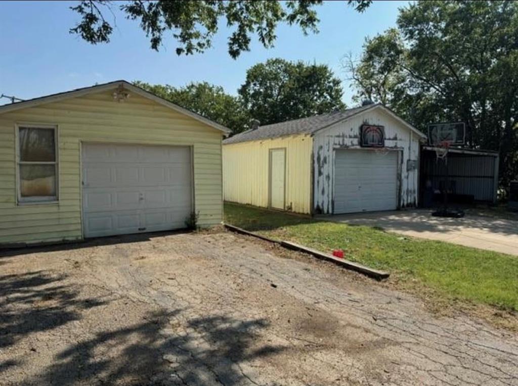 323 E Lloyd Street Property Photo 2