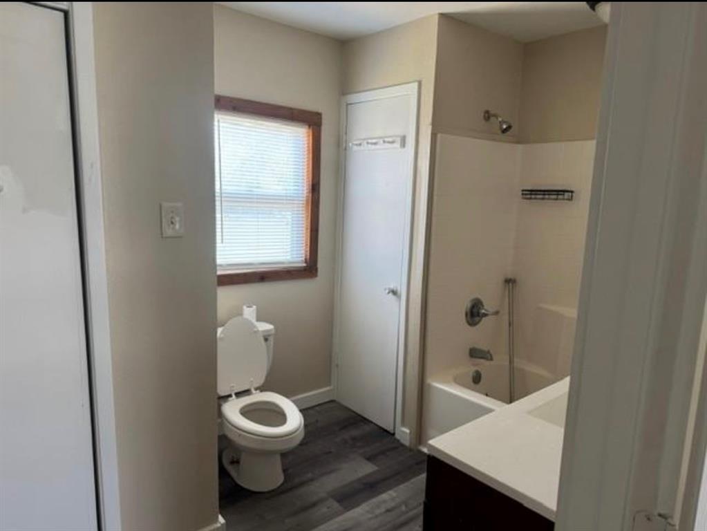 323 E Lloyd Street Property Photo 6
