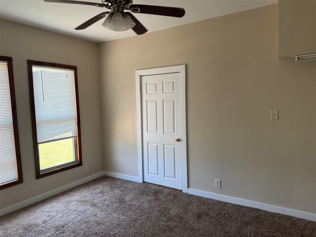 323 E Lloyd Street Property Photo 8