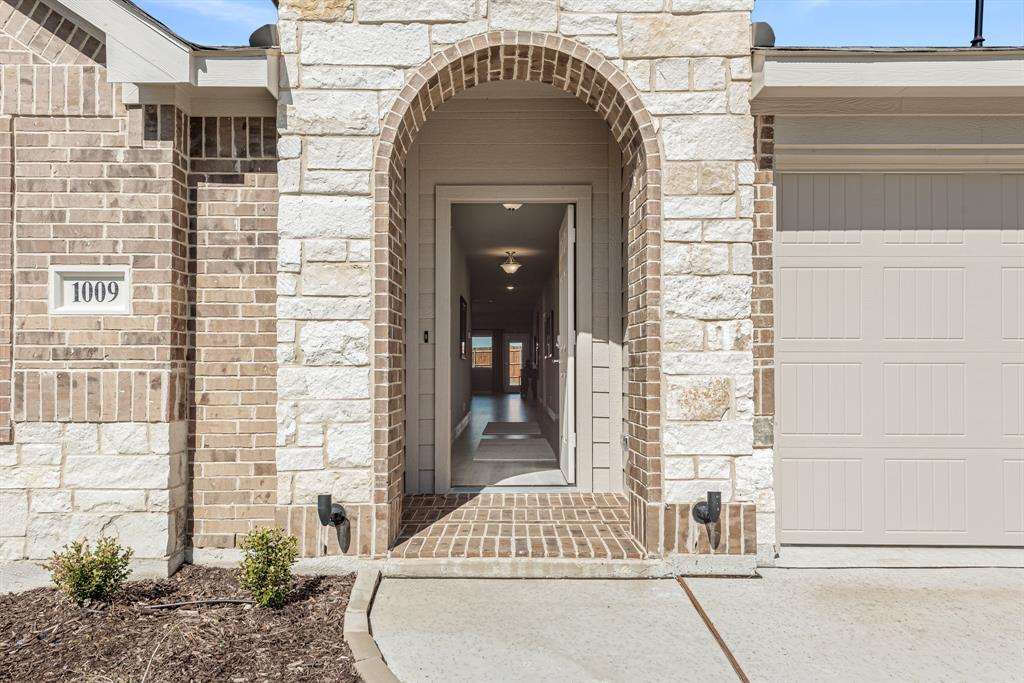 1009 Raptor Road Property Photo 2