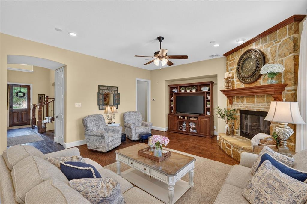 2340 Hedgewood Lane Property Photo 4