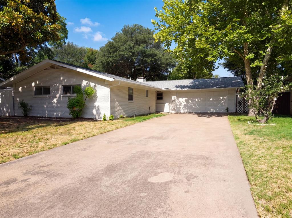725 Ridgecrest Drive Property Photo 1