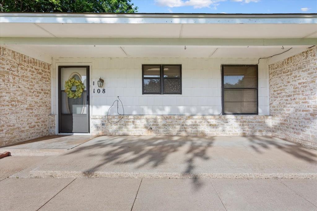 108 Towne West Drive Property Photo 3