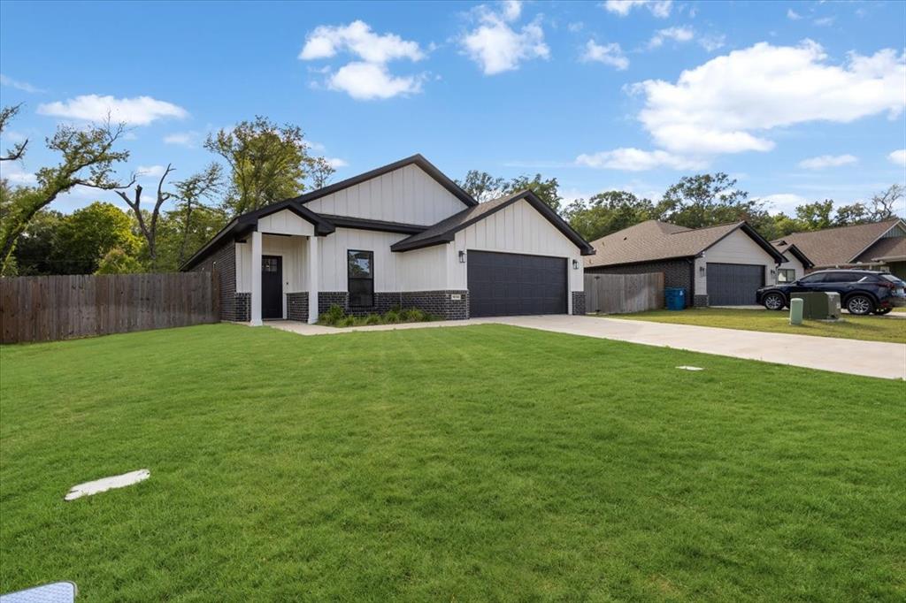 16134 Crossing Circle Property Photo 1