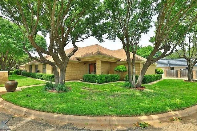 55 Surrey Square Property Photo 1