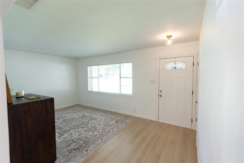 2814 Silvermeadow Lane Property Photo 4