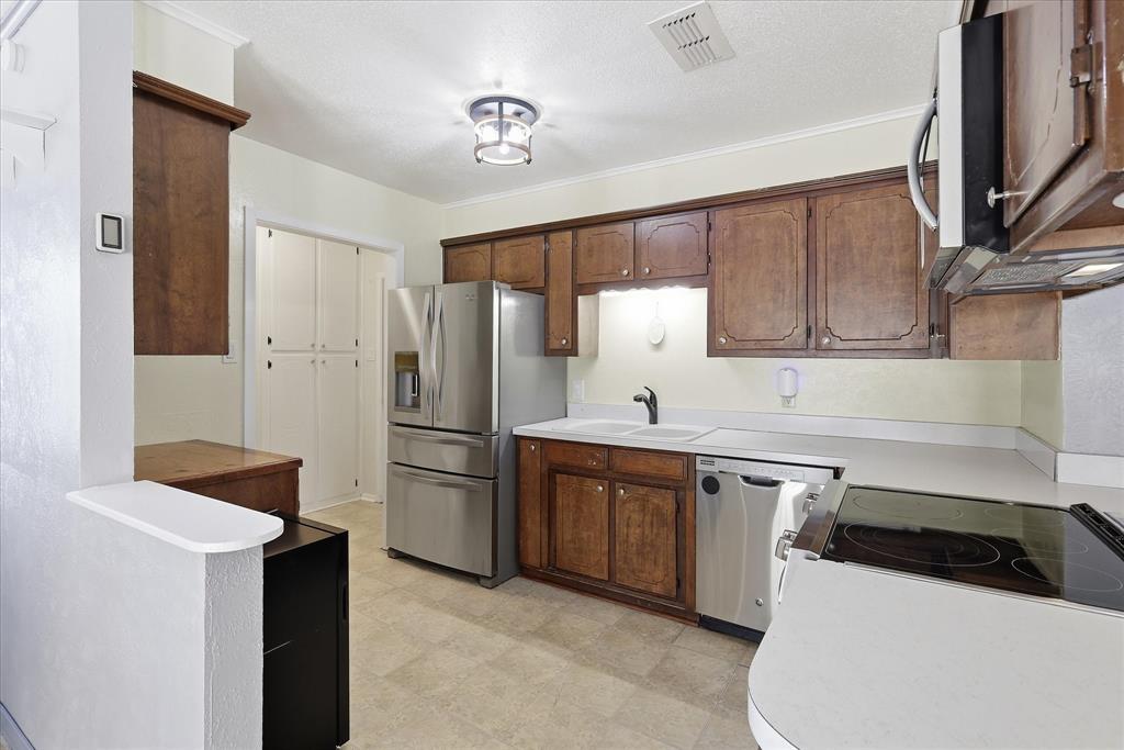 892 Highland Circle Property Photo 5
