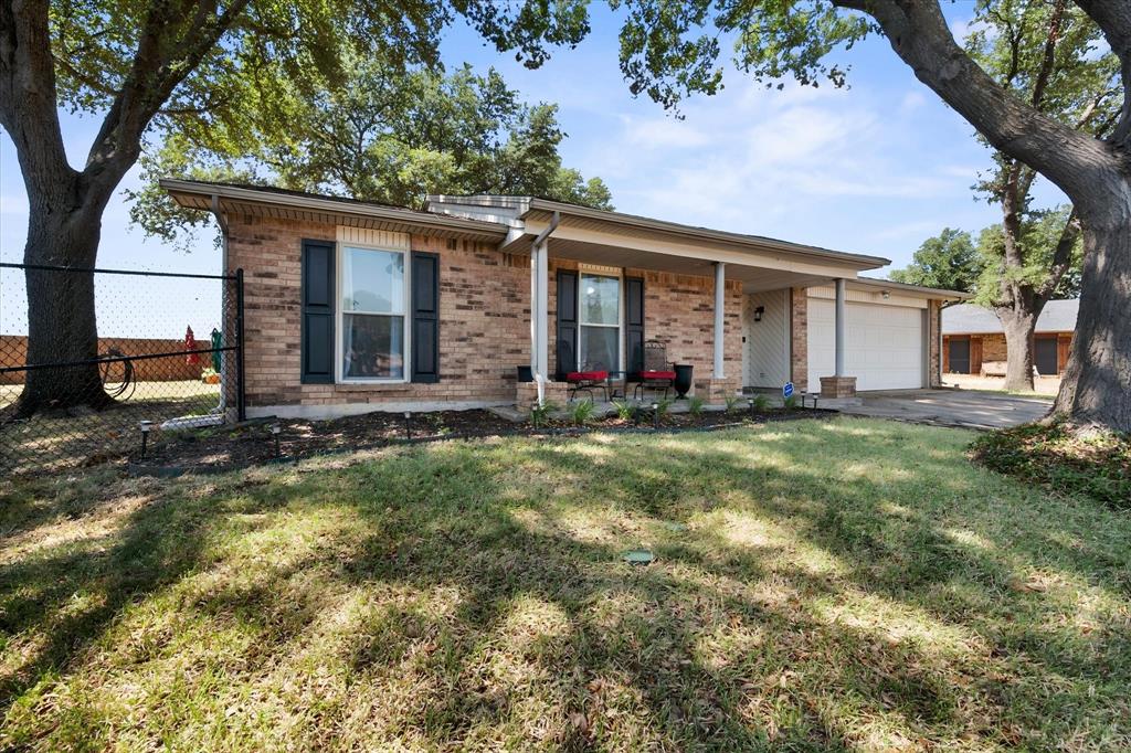 329 E Crossland Boulevard Property Photo 1