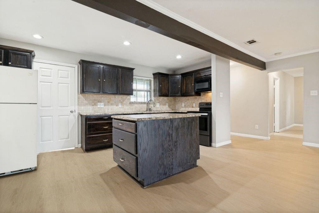 2426 Whit Drive Property Photo 4
