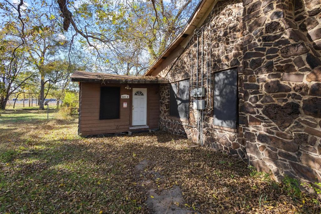 625 Denison Street Property Photo 4