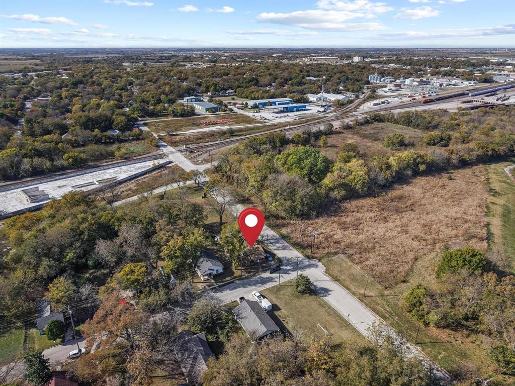 625 Denison Street Property Photo 8