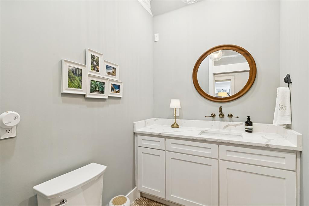 909 Woodlawn Avenue Property Photo 9