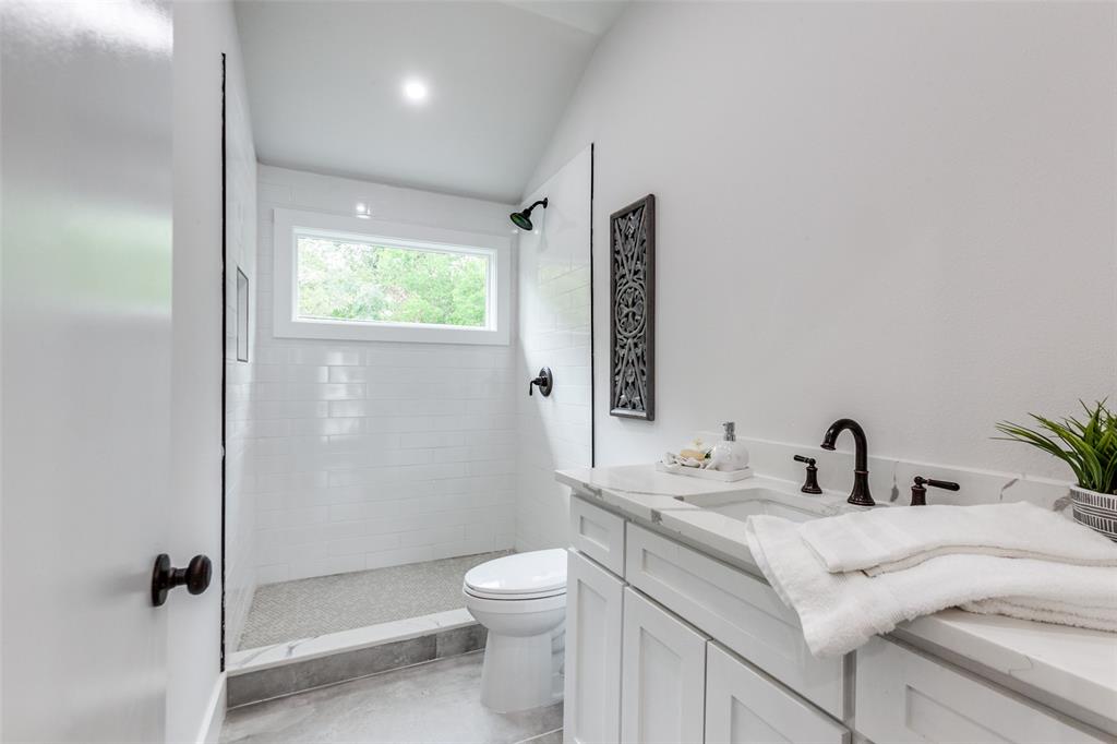 909 Woodlawn Avenue Property Photo 35