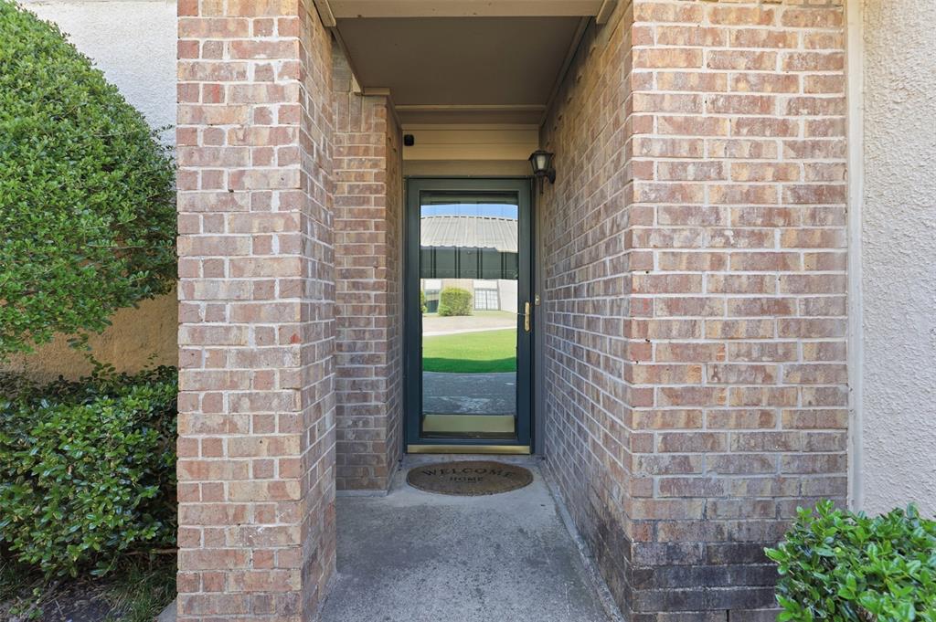 322 W Harwood Road B Property Photo 1