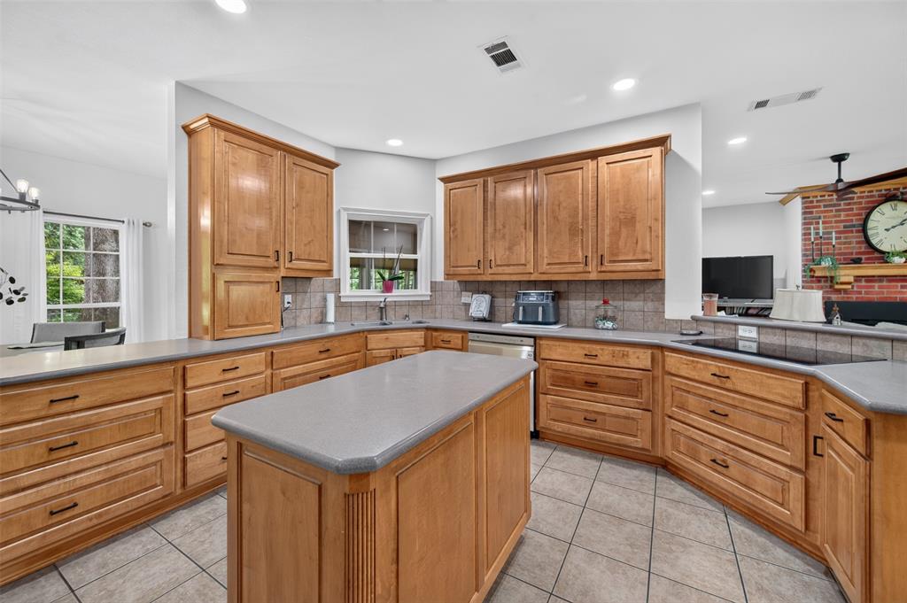 5611 Fm 2494 Property Photo 12