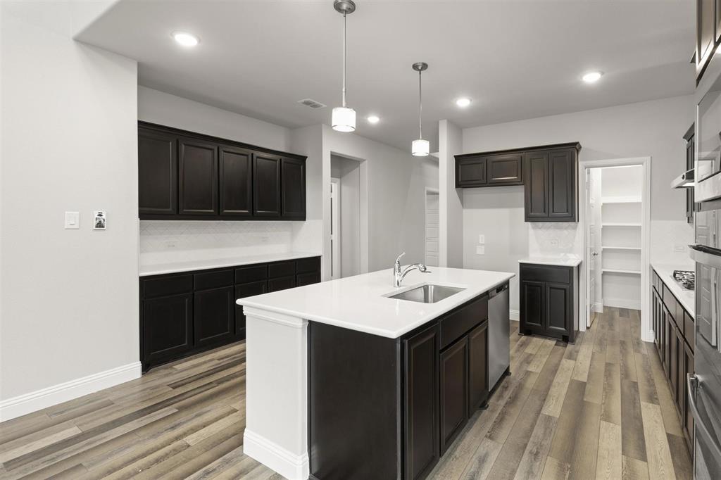 1636 Edgeway Drive Property Photo 3