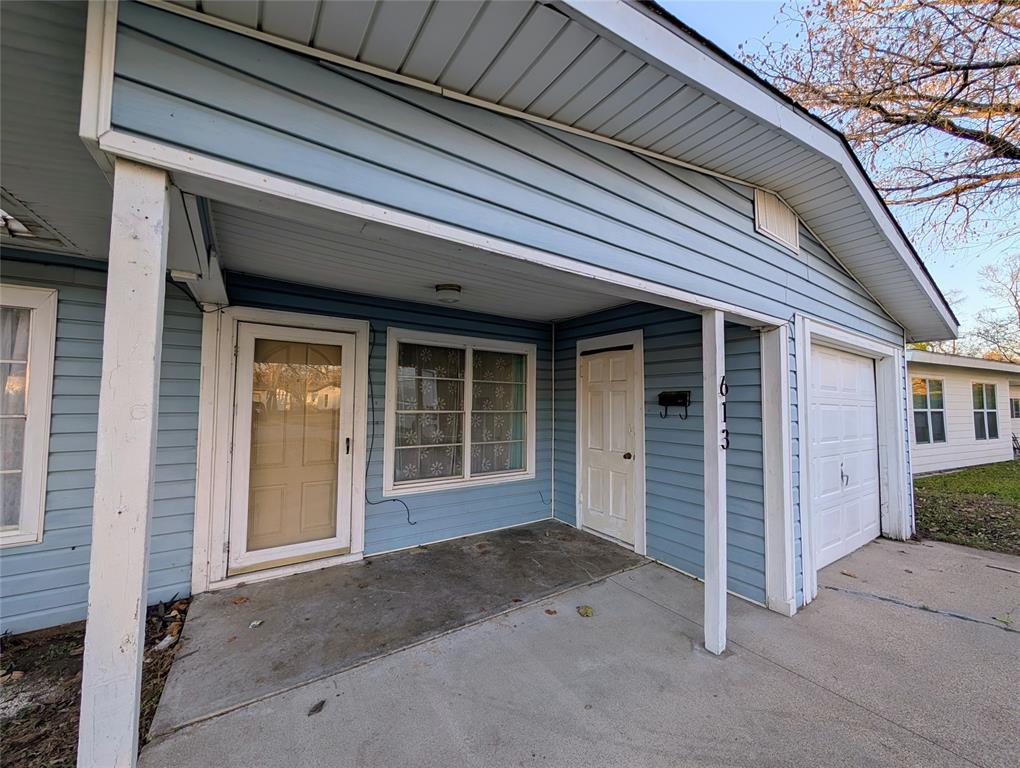 613 Grande Drive Property Photo 2