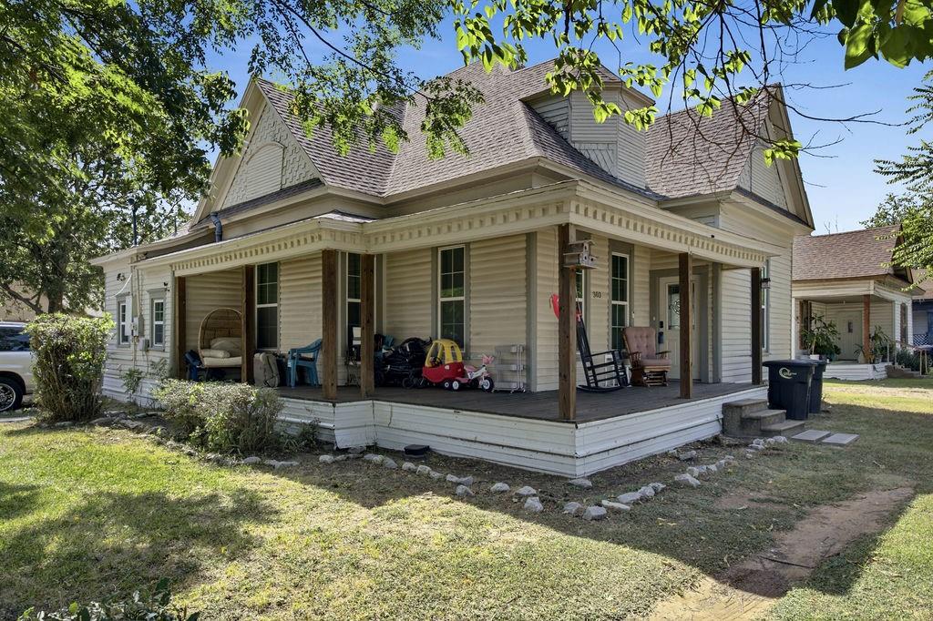 303 N Douglas Avenue Property Photo 1