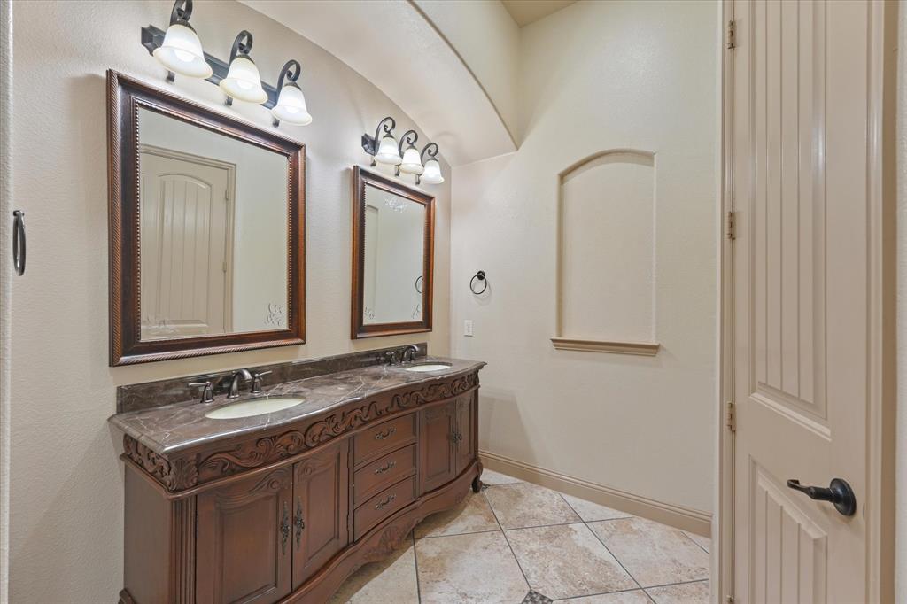 7910 Edgeglen Trail Property Photo 16