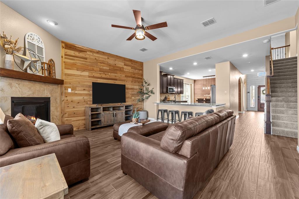 910 Blackhawk Drive Property Photo 3