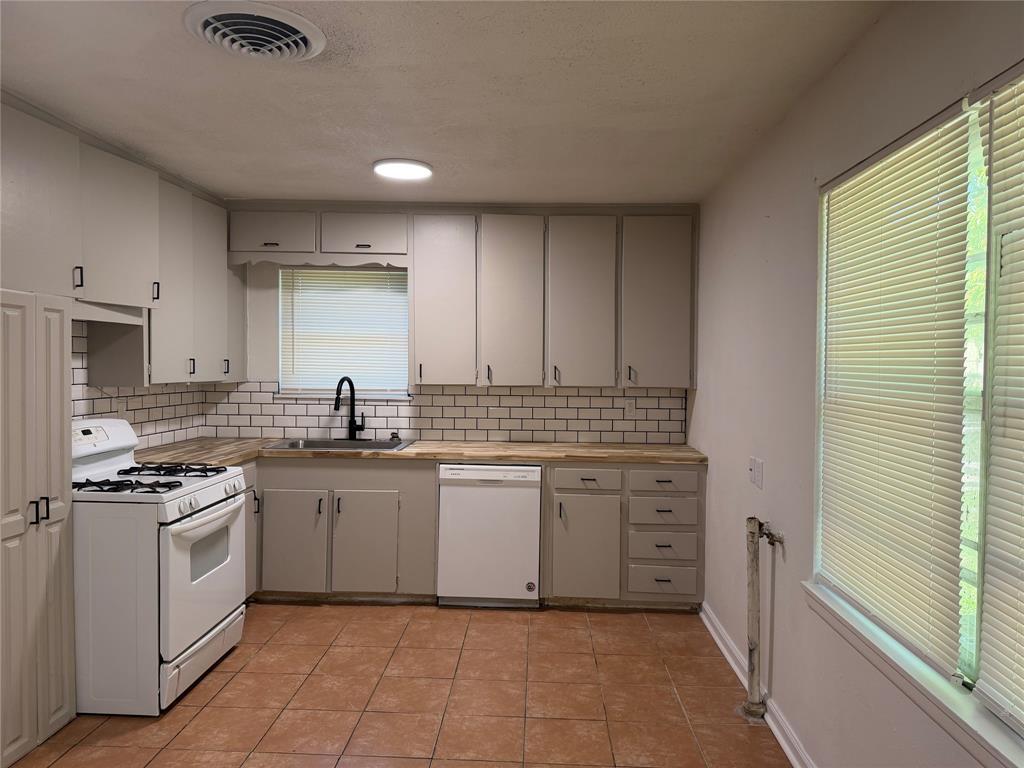2800 W Fuller Avenue Property Photo 7