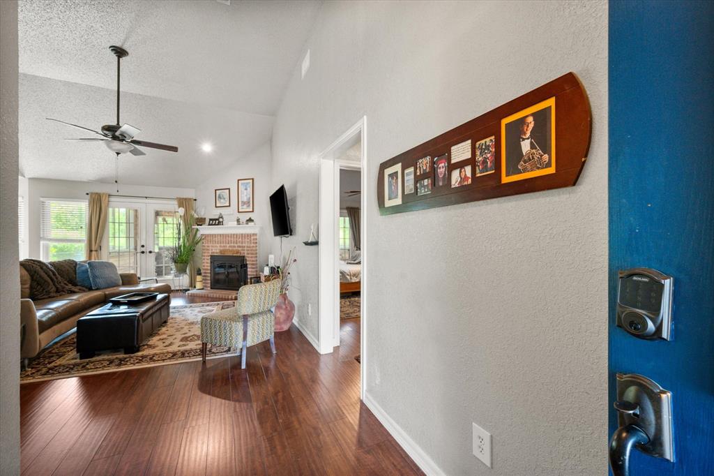 400 Rolling Hills Drive Property Photo 6