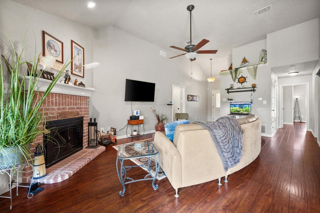 400 Rolling Hills Drive Property Photo 7