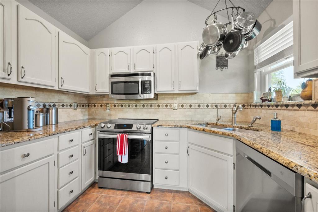 400 Rolling Hills Drive Property Photo 13