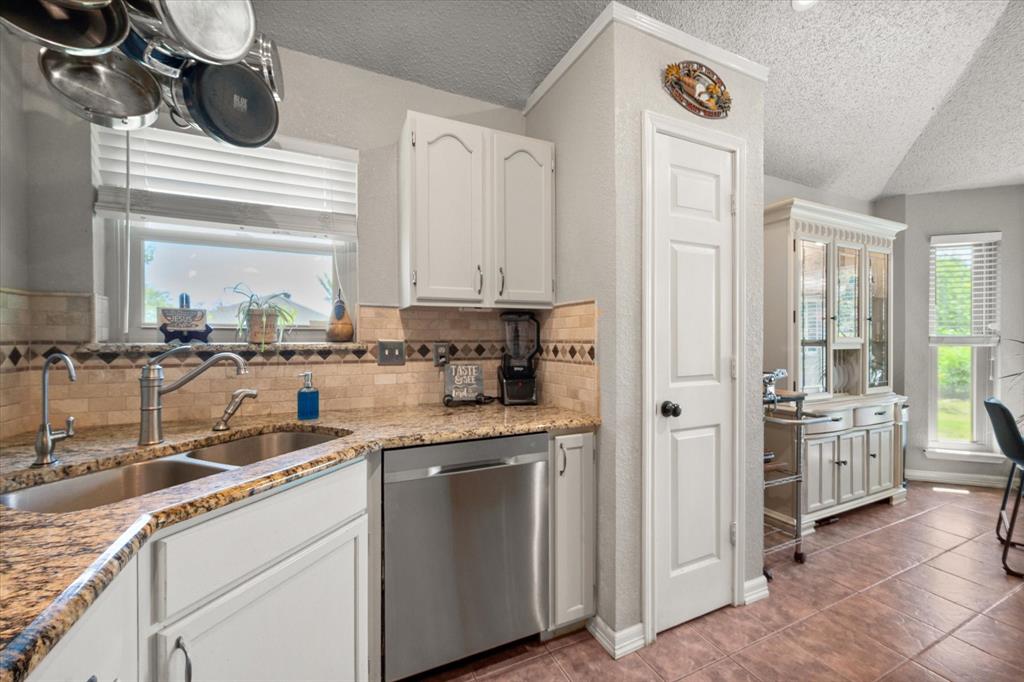 400 Rolling Hills Drive Property Photo 14