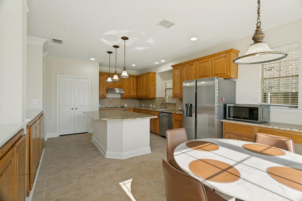 412 S Hampton Court Property Photo 7