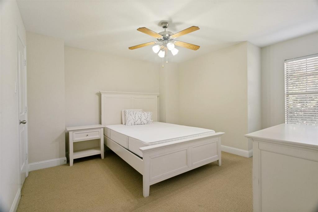 412 S Hampton Court Property Photo 19