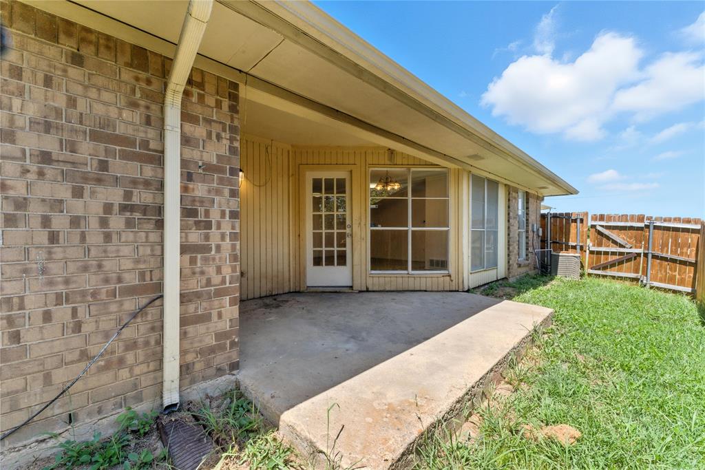 6905 W Cleburne Road Property Photo 4
