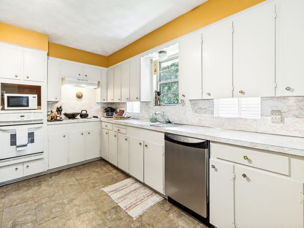 8125 Hunnicut Road Property Photo 16