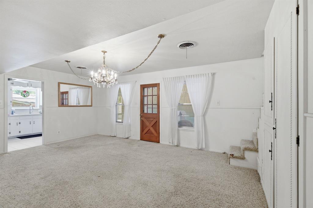 1301 Colonial Court Property Photo 33