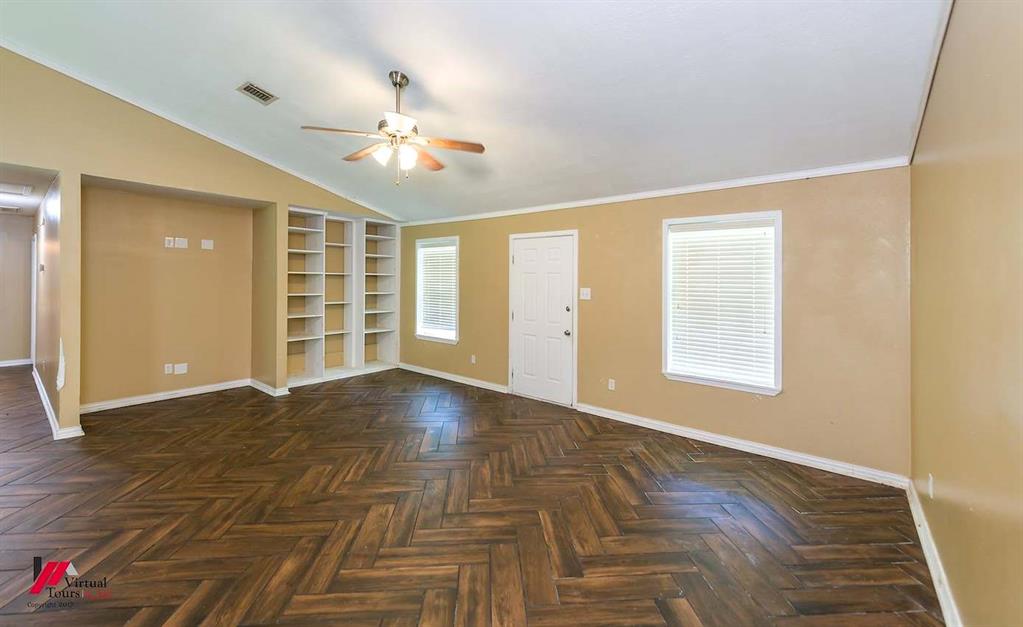 9823 Esthlyn Property Photo 4