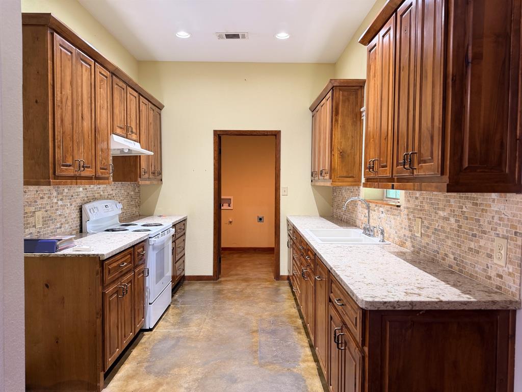 9982 County Road 4200 Property Photo 6