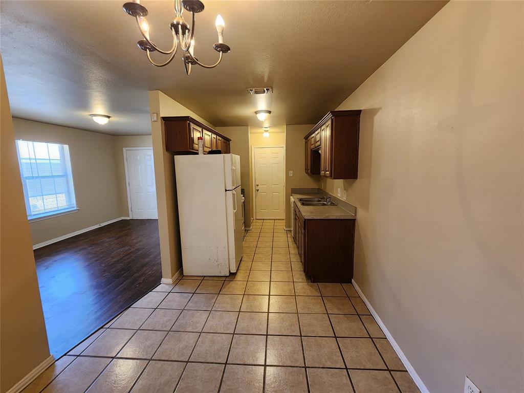 939 Baker Street Property Photo 4