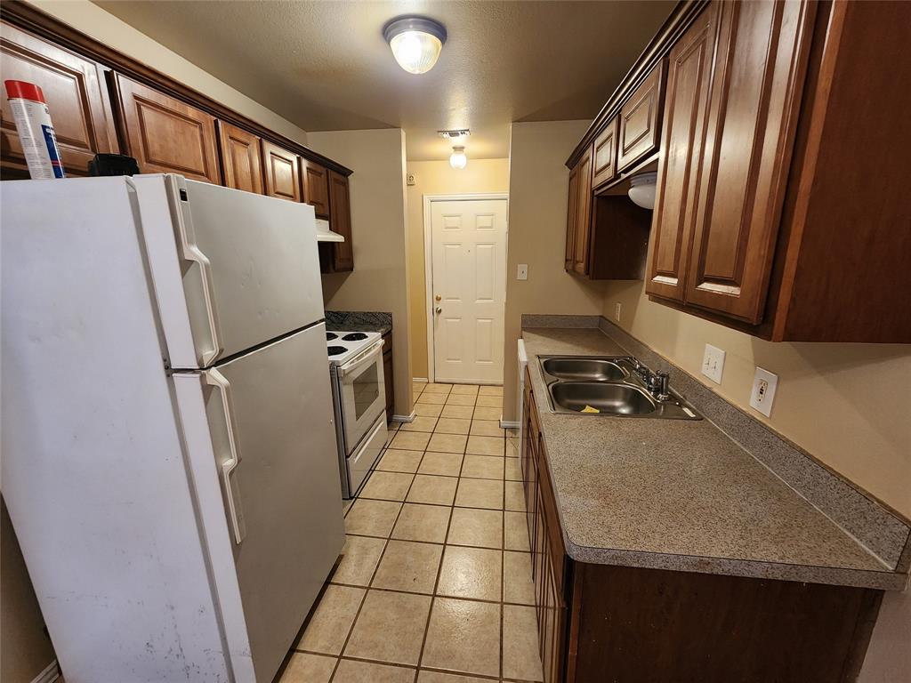 939 Baker Street Property Photo 6