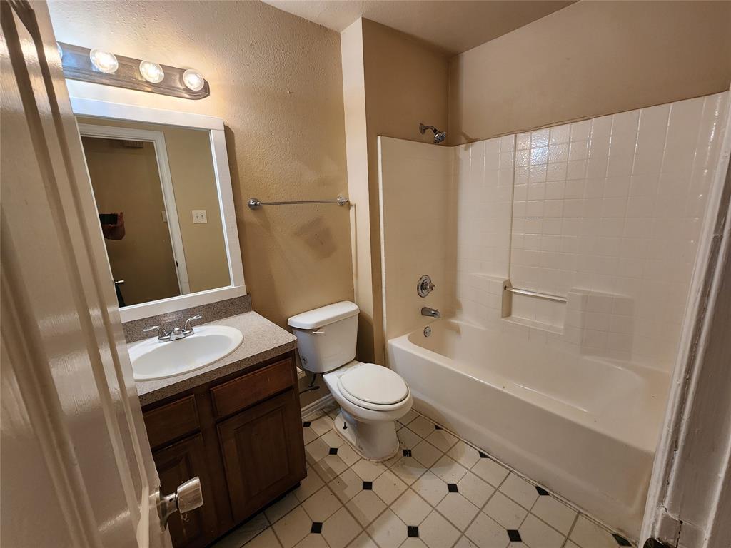 939 Baker Street Property Photo 14