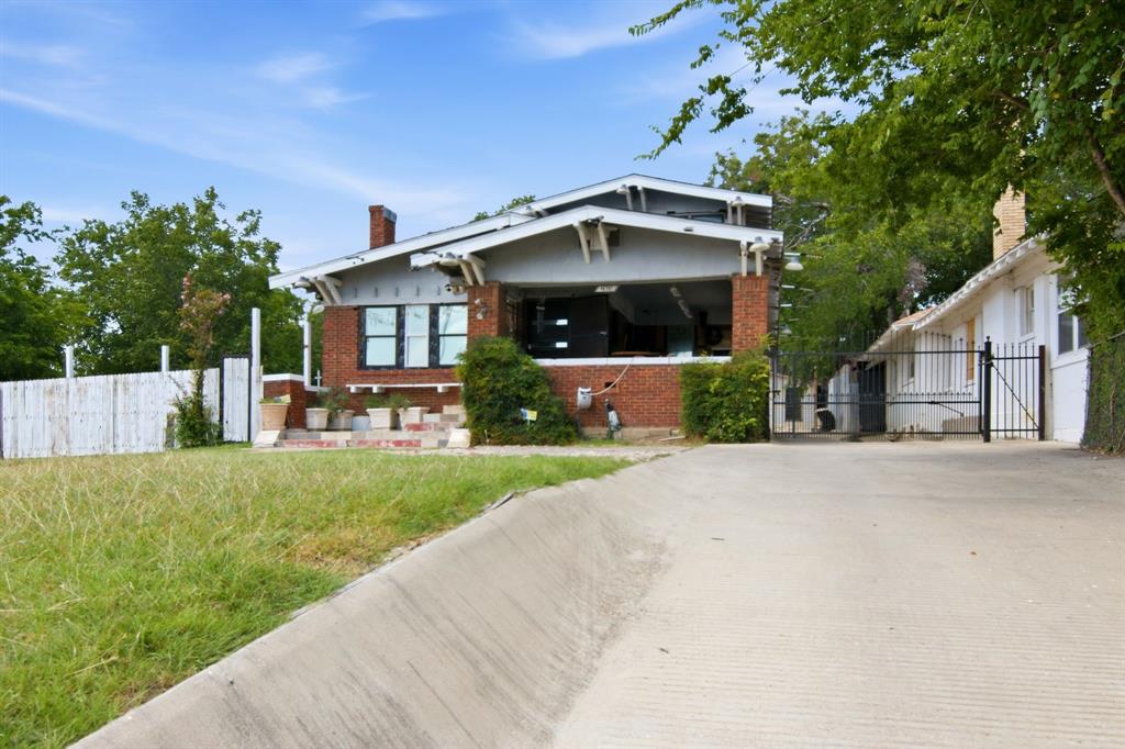 2929 E Lancaster Avenue Property Photo 1